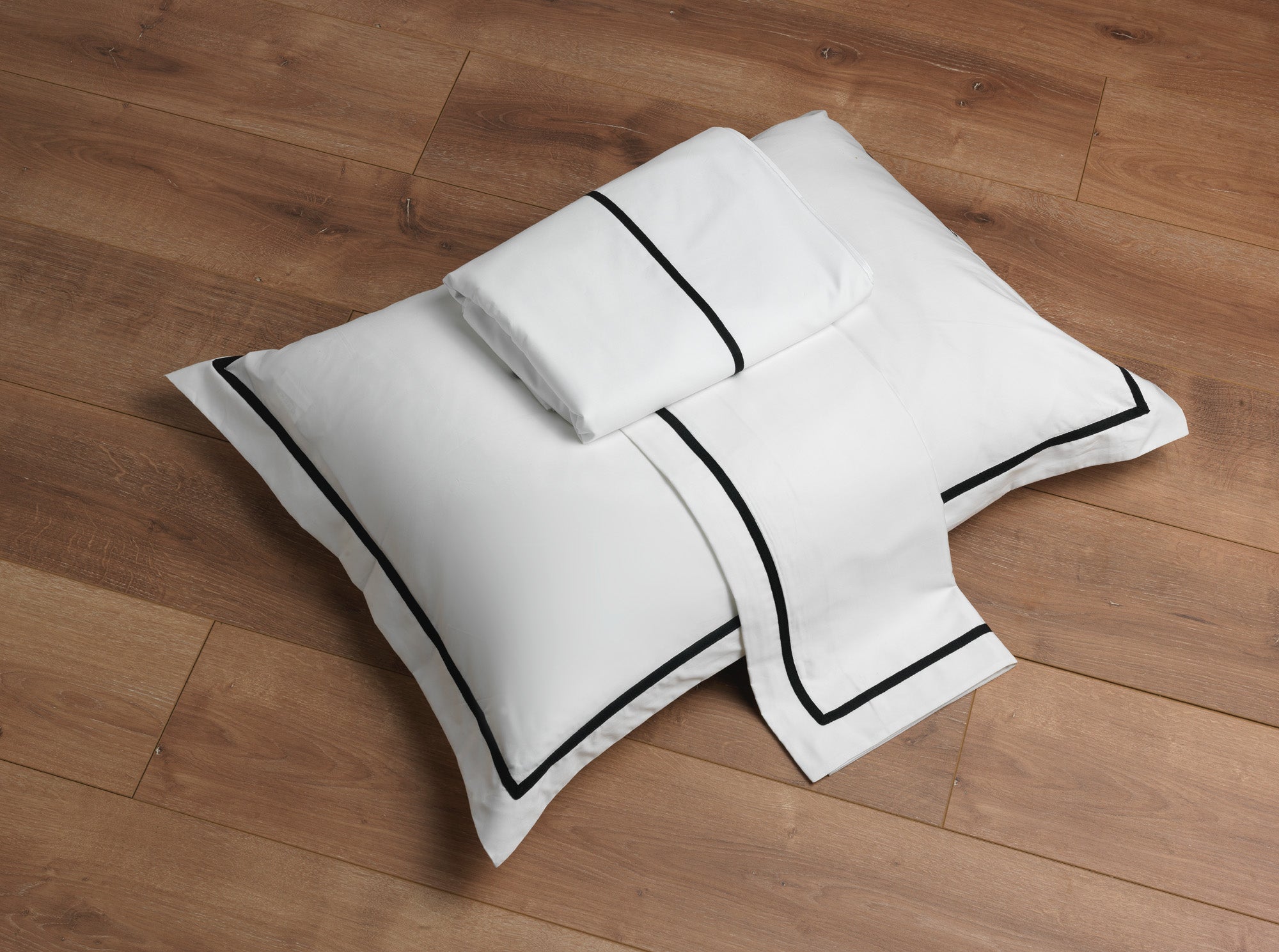 Black Fakarola hotel linen set