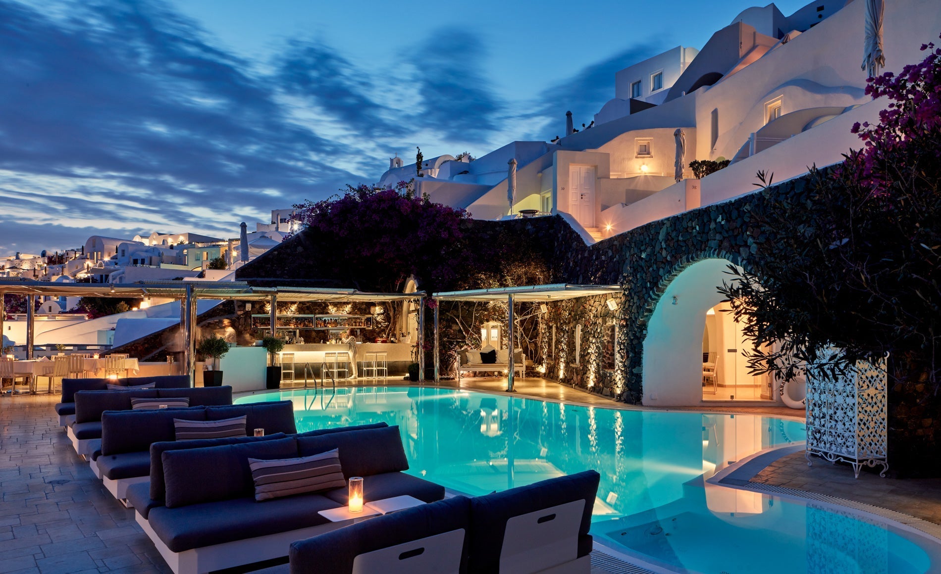 CANAVES OIA SANTORINI: διακριτική πολυτέλεια στην καρδιά της Οίας