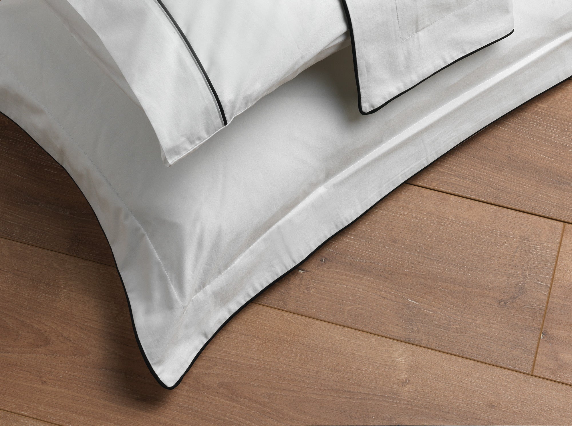 Super Saten 300TC pillowcase with black wick
