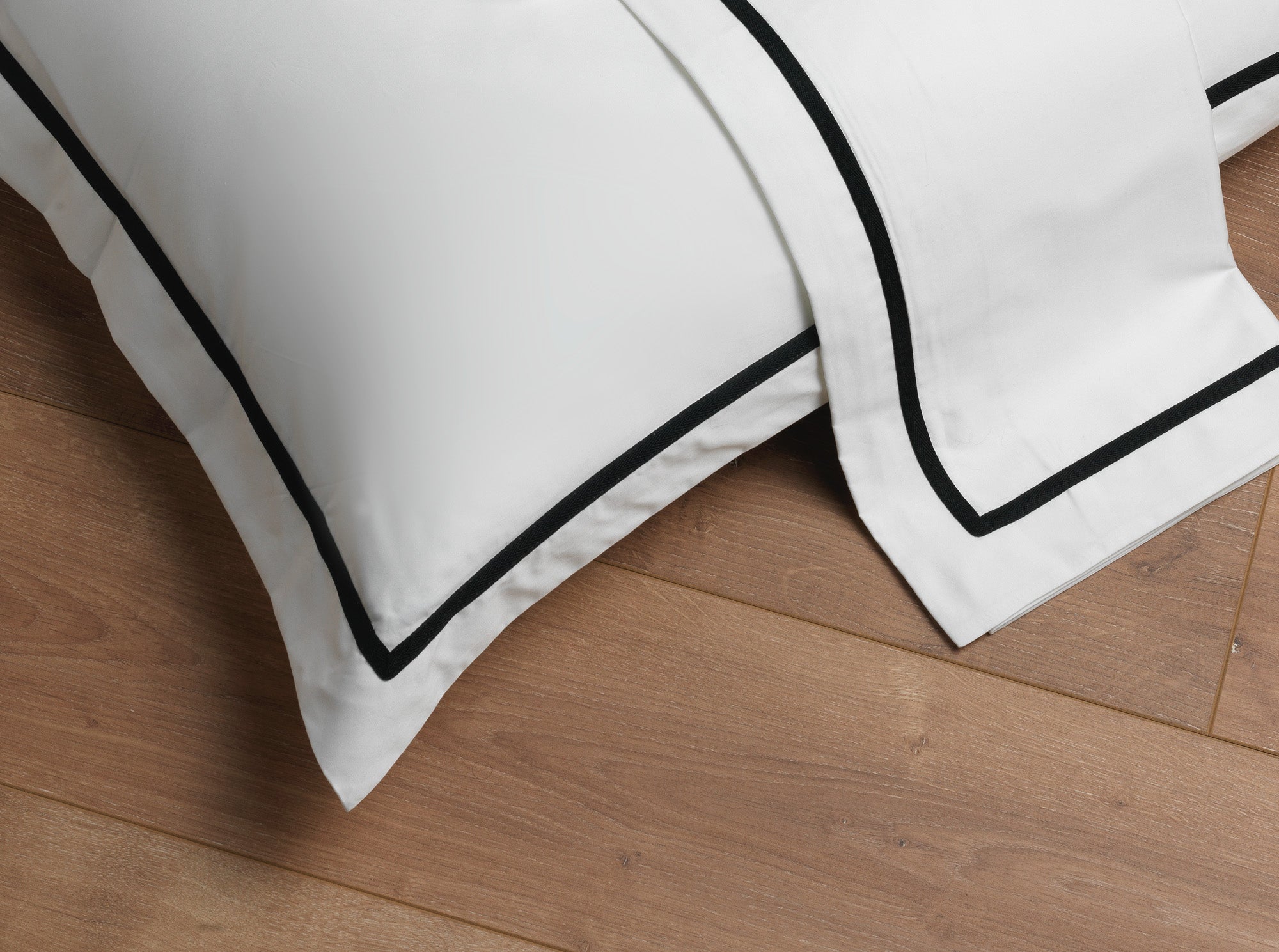Black Fakarola hotel linen set 